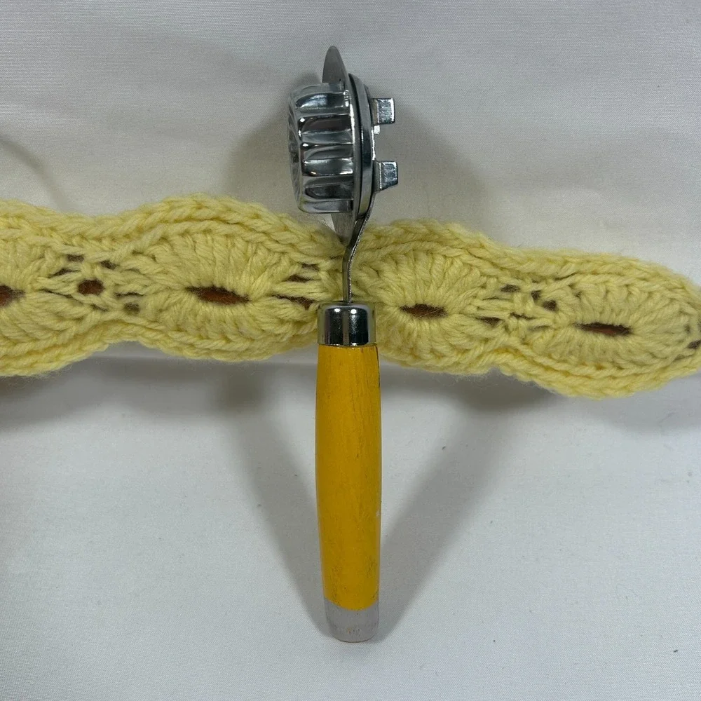 Vintage‎ Pastry Wheel Pie Crimper Crust Pasta Yellow Wood Handle Baking Grandma